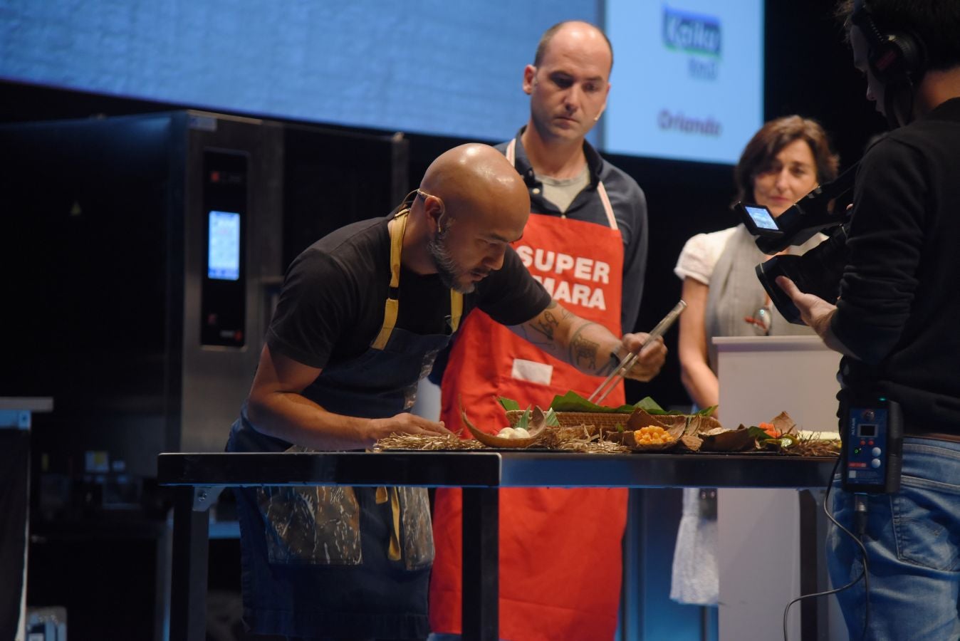 La sala de cámara del Kursaal ha acogido esta mañana con entrada libre, la actividad 'chef por un día'. Cuatro aficionados han compartido escenario con Sergio Humada, Ly Leap, Pablo Loureiro y JP Anglo. 