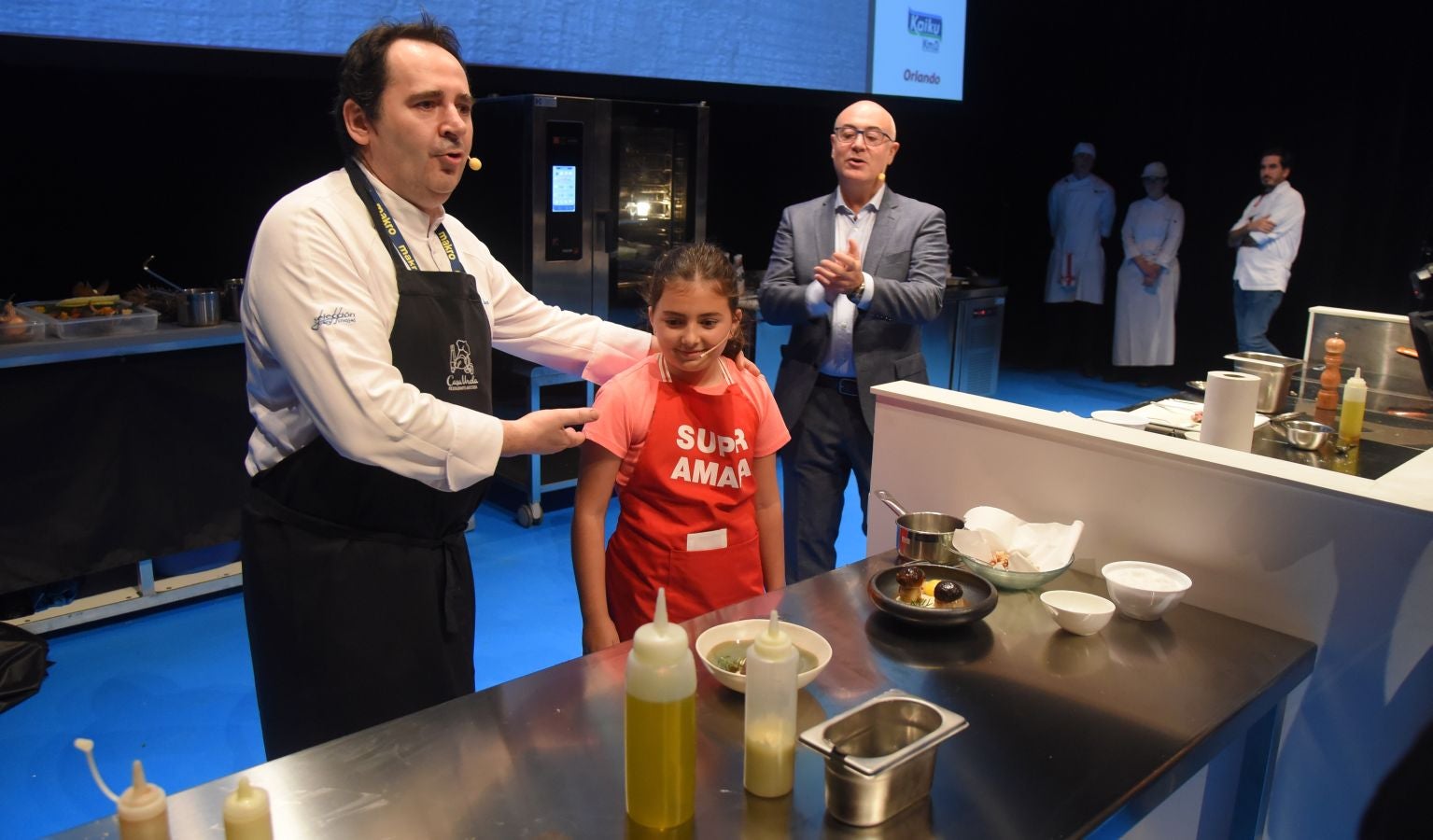 La sala de cámara del Kursaal ha acogido esta mañana con entrada libre, la actividad 'chef por un día'. Cuatro aficionados han compartido escenario con Sergio Humada, Ly Leap, Pablo Loureiro y JP Anglo. 