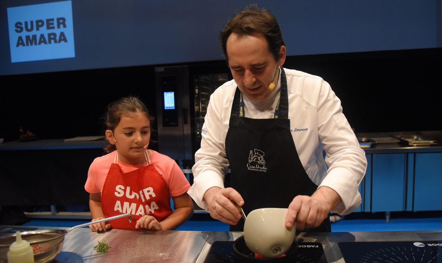 La sala de cámara del Kursaal ha acogido esta mañana con entrada libre, la actividad 'chef por un día'. Cuatro aficionados han compartido escenario con Sergio Humada, Ly Leap, Pablo Loureiro y JP Anglo. 