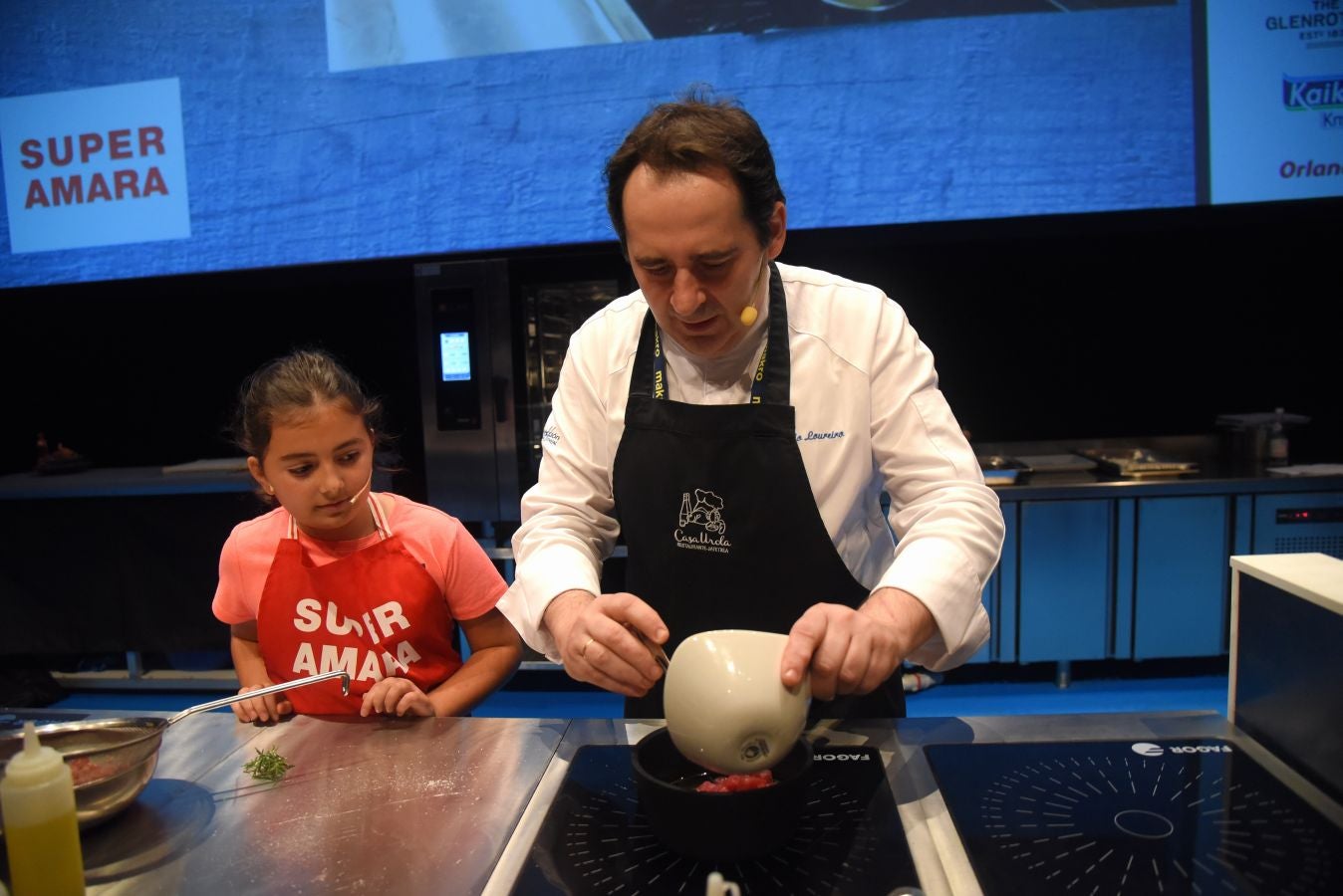 La sala de cámara del Kursaal ha acogido esta mañana con entrada libre, la actividad 'chef por un día'. Cuatro aficionados han compartido escenario con Sergio Humada, Ly Leap, Pablo Loureiro y JP Anglo. 