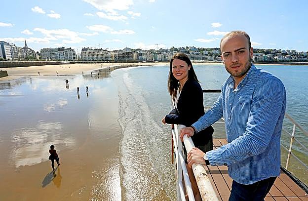 Borja Cachafeiro y Montse Partera posan en la pasarerla del Club Náutico de San Sebastián.