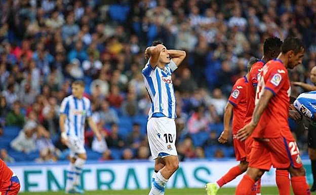 Mikel Oyarzabal se lamenta de una jugada fallada este domingo en Anoeta.
