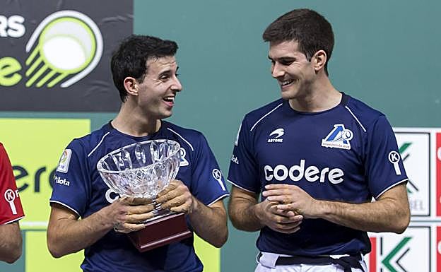 Jokin Altuna y José Javier Zabaleta, sonrientes en el podio del Navarra Arena tras ganar la final del Master Codere. 