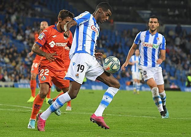 Isak, que salió cuando el equipo estaba con diez jugadores, intenta controlar un balón ante Damián. 