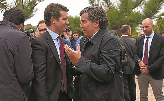 Pablo Casado e Iñigo Arcauz charlan en los jardines de Alderdi Eder durante una visita del presidente del PP a Donostia