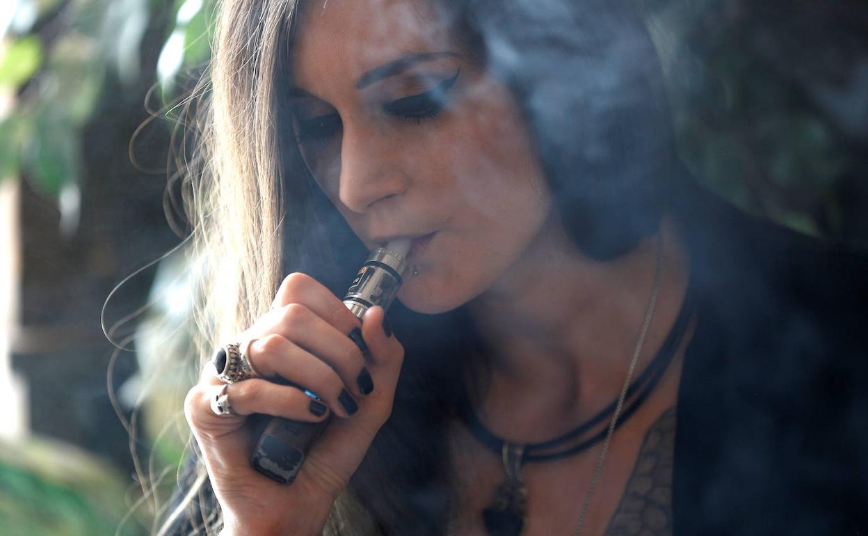 Los cigarrillos electrónicos agravan los síntomas del asma en adolescentes