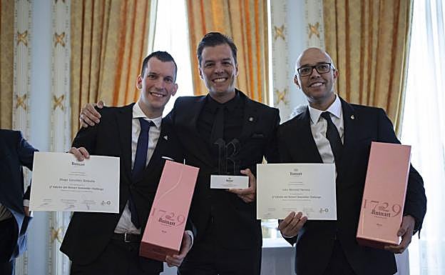 El ganador del concurso, Gabriel Lucas Dimmock, en el centro, flanqueado por Diego González (izquierda) e Iván Monreal.