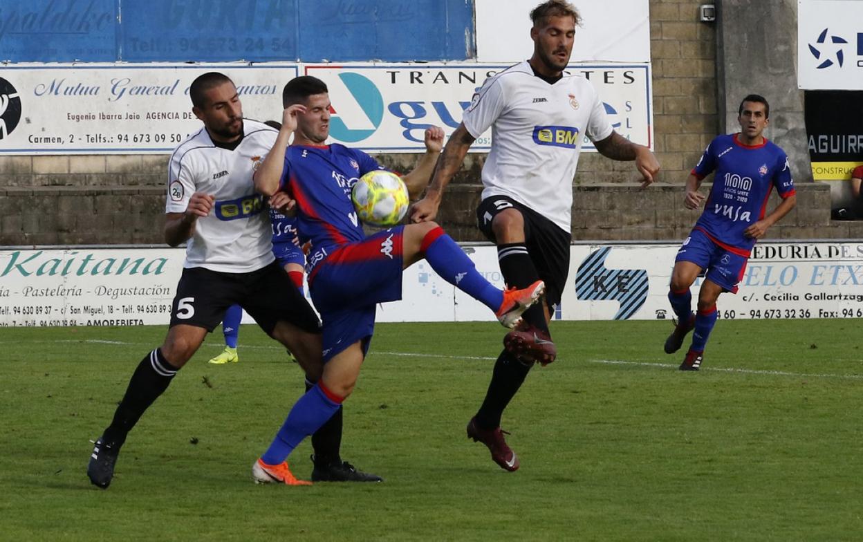 Mikel Azkoiti y Yoel Sola, en el choque del pasado sábado ante el Amorebieta en Urritxe. 