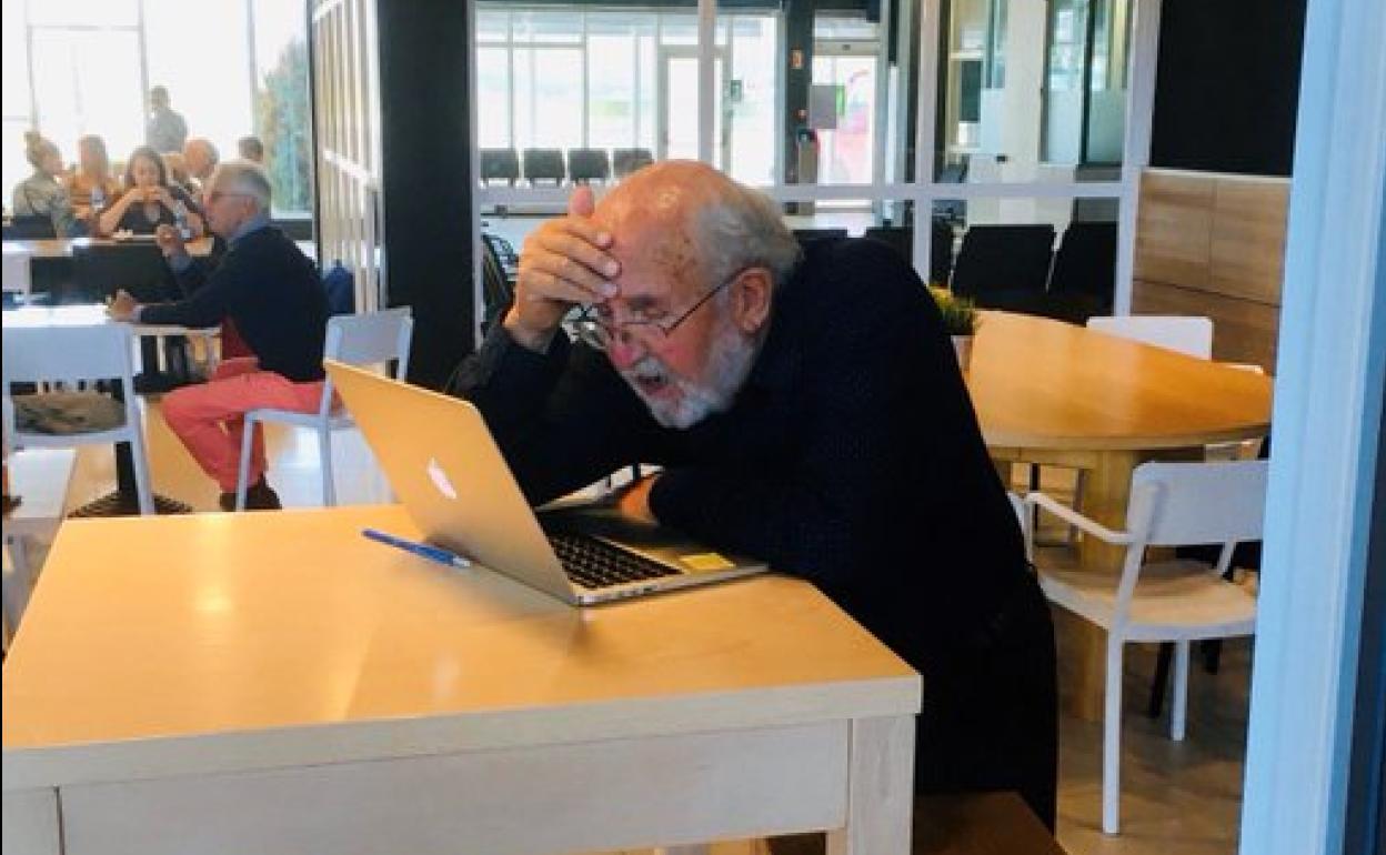 Michael Mayor, en la cafetería del aeropuerto de Hondarribia tras conocer el galardón