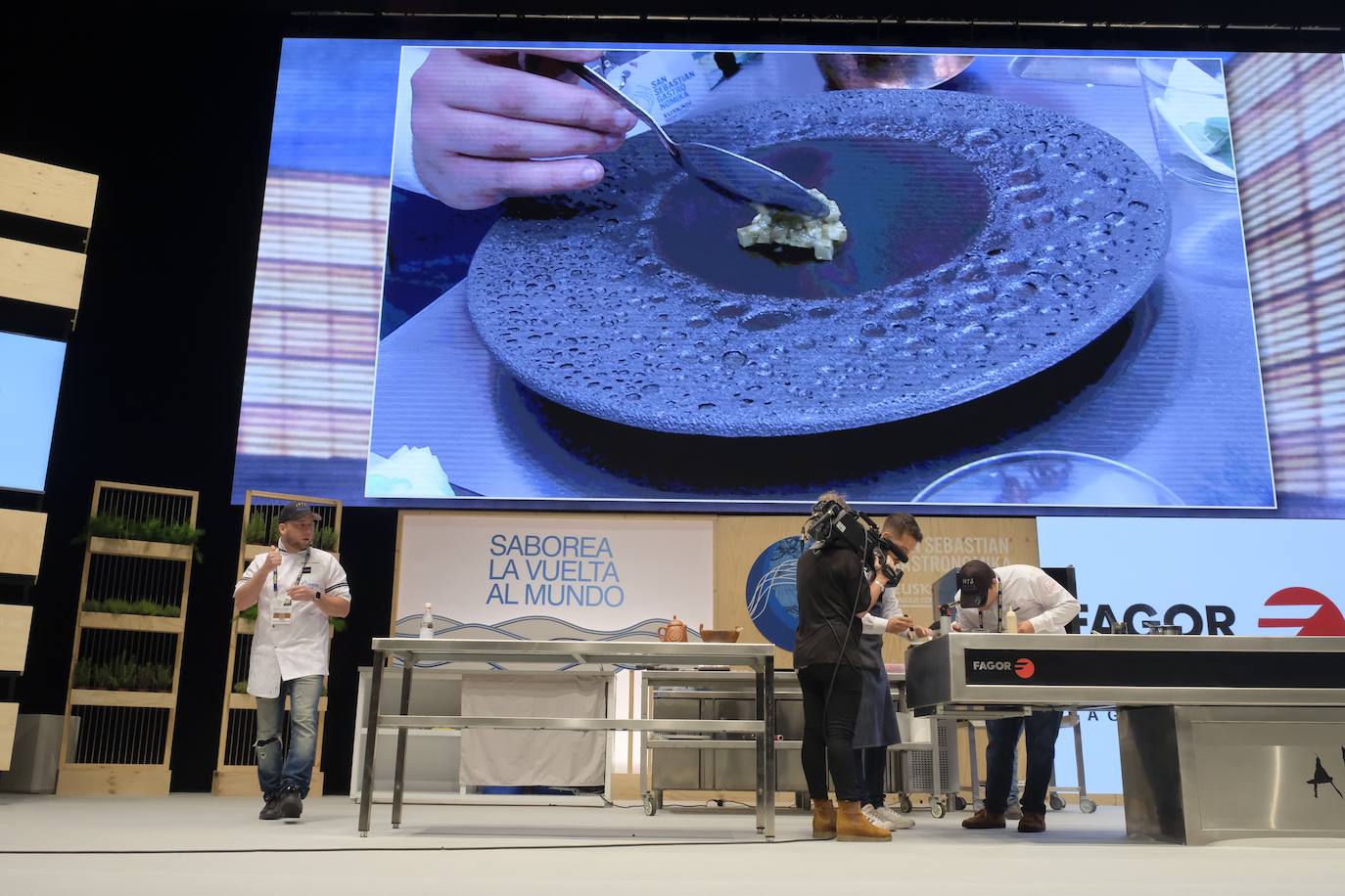 La influencia de Juan Sebastián Elcano en la tradición de la parrilla de Getaria, las palabras de Joan Roca, del tres estrellas Michelin El Celler de Can Roca (Girona), los hongos marinos descubiertos por el triestrellado Ángel León (Aponiente) o la reinvención de la tradición colombiana a cargo de Leonor Espinosa han destacado este martes en la segunda jornada de San Sebastian Gastronomika