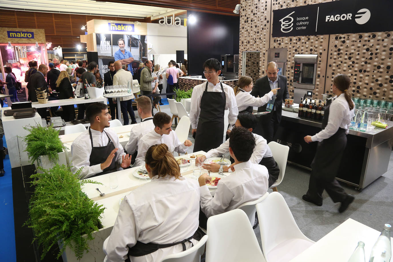 La influencia de Juan Sebastián Elcano en la tradición de la parrilla de Getaria, las palabras de Joan Roca, del tres estrellas Michelin El Celler de Can Roca (Girona), los hongos marinos descubiertos por el triestrellado Ángel León (Aponiente) o la reinvención de la tradición colombiana a cargo de Leonor Espinosa han destacado este martes en la segunda jornada de San Sebastian Gastronomika