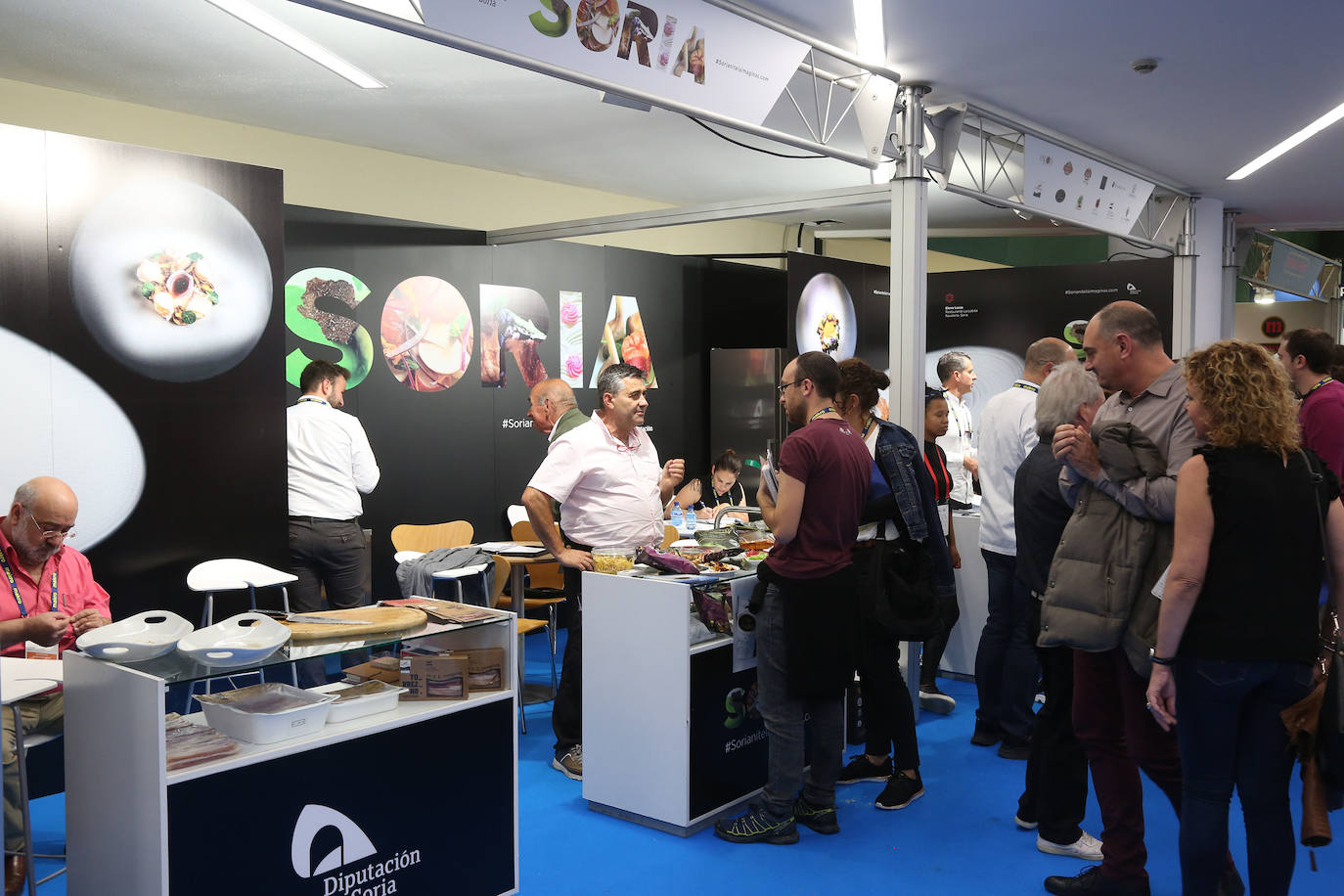 La influencia de Juan Sebastián Elcano en la tradición de la parrilla de Getaria, las palabras de Joan Roca, del tres estrellas Michelin El Celler de Can Roca (Girona), los hongos marinos descubiertos por el triestrellado Ángel León (Aponiente) o la reinvención de la tradición colombiana a cargo de Leonor Espinosa han destacado este martes en la segunda jornada de San Sebastian Gastronomika