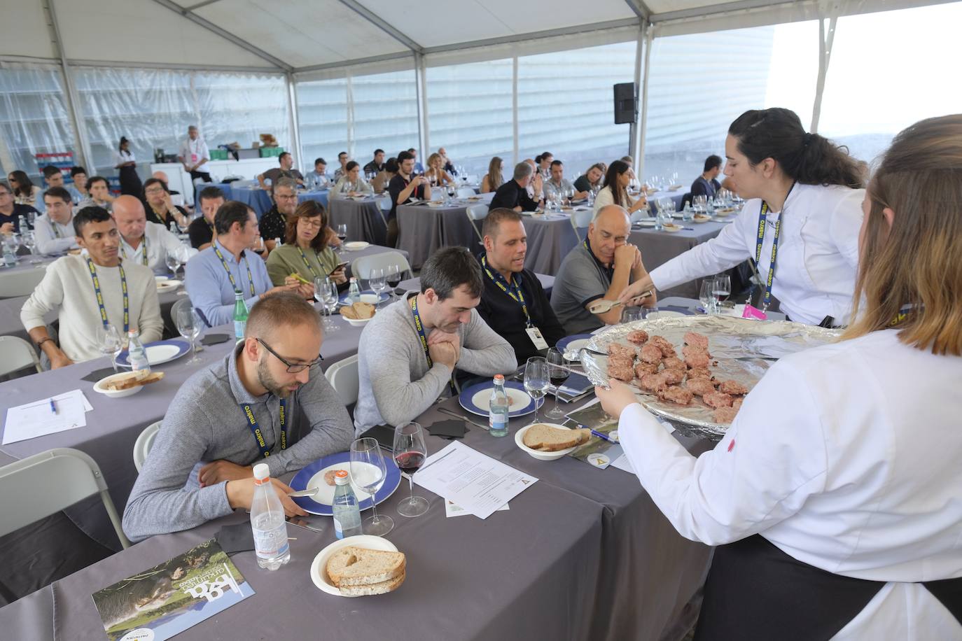 La influencia de Juan Sebastián Elcano en la tradición de la parrilla de Getaria, las palabras de Joan Roca, del tres estrellas Michelin El Celler de Can Roca (Girona), los hongos marinos descubiertos por el triestrellado Ángel León (Aponiente) o la reinvención de la tradición colombiana a cargo de Leonor Espinosa han destacado este martes en la segunda jornada de San Sebastian Gastronomika