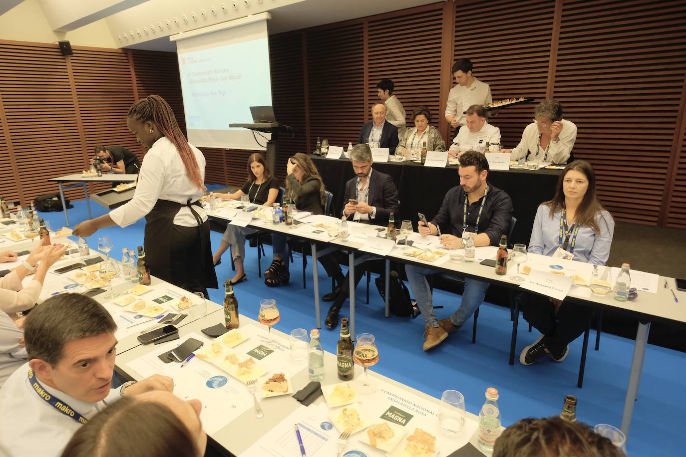 La influencia de Juan Sebastián Elcano en la tradición de la parrilla de Getaria, las palabras de Joan Roca, del tres estrellas Michelin El Celler de Can Roca (Girona), los hongos marinos descubiertos por el triestrellado Ángel León (Aponiente) o la reinvención de la tradición colombiana a cargo de Leonor Espinosa han destacado este martes en la segunda jornada de San Sebastian Gastronomika