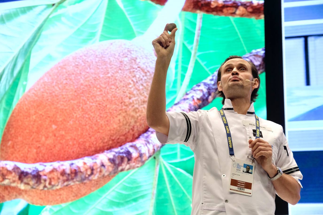 La influencia de Juan Sebastián Elcano en la tradición de la parrilla de Getaria, las palabras de Joan Roca, del tres estrellas Michelin El Celler de Can Roca (Girona), los hongos marinos descubiertos por el triestrellado Ángel León (Aponiente) o la reinvención de la tradición colombiana a cargo de Leonor Espinosa han destacado este martes en la segunda jornada de San Sebastian Gastronomika