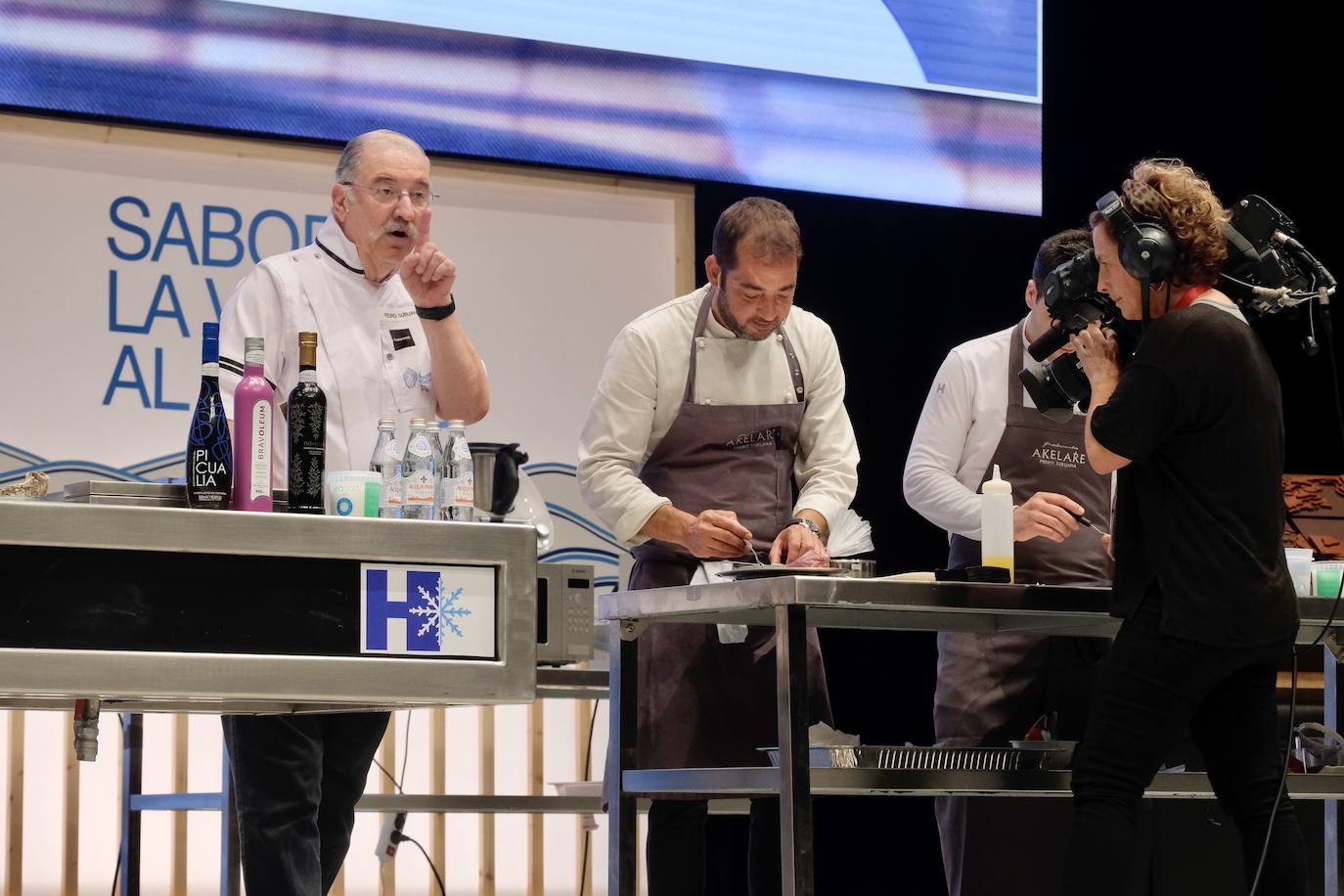 La influencia de Juan Sebastián Elcano en la tradición de la parrilla de Getaria, las palabras de Joan Roca, del tres estrellas Michelin El Celler de Can Roca (Girona), los hongos marinos descubiertos por el triestrellado Ángel León (Aponiente) o la reinvención de la tradición colombiana a cargo de Leonor Espinosa han destacado este martes en la segunda jornada de San Sebastian Gastronomika