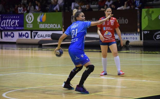 Cardoso, autora de nueve goles, en un lanzamiento de siete metros, ayer en Porriño.