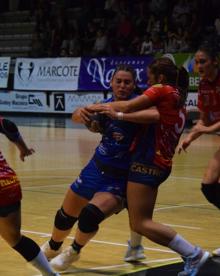 Imagen secundaria 2 - Balonmano: El Super Amara se acuesta como líder tras superar al porriño