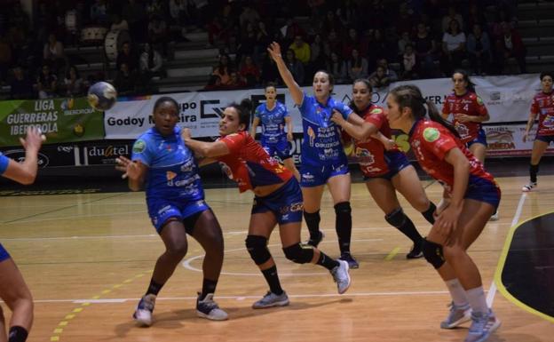 Imagen principal - Balonmano: El Super Amara se acuesta como líder tras superar al porriño