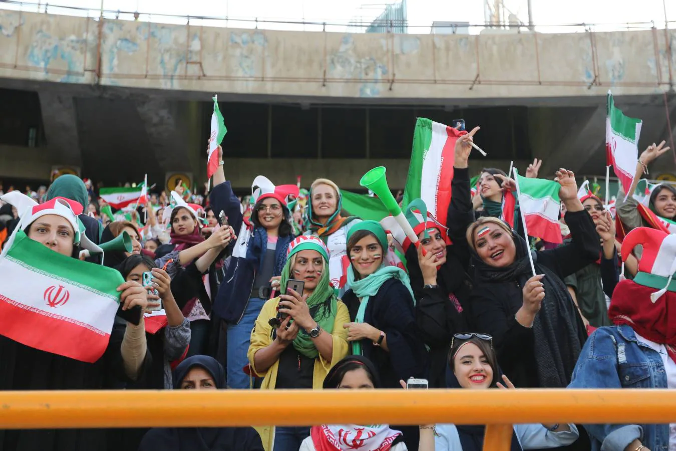 Las mujeres de Irán ya han logrado presenciar en directo un partido de su selección nacional. Hasta ahora no podían hacerlo. Un paso más. 