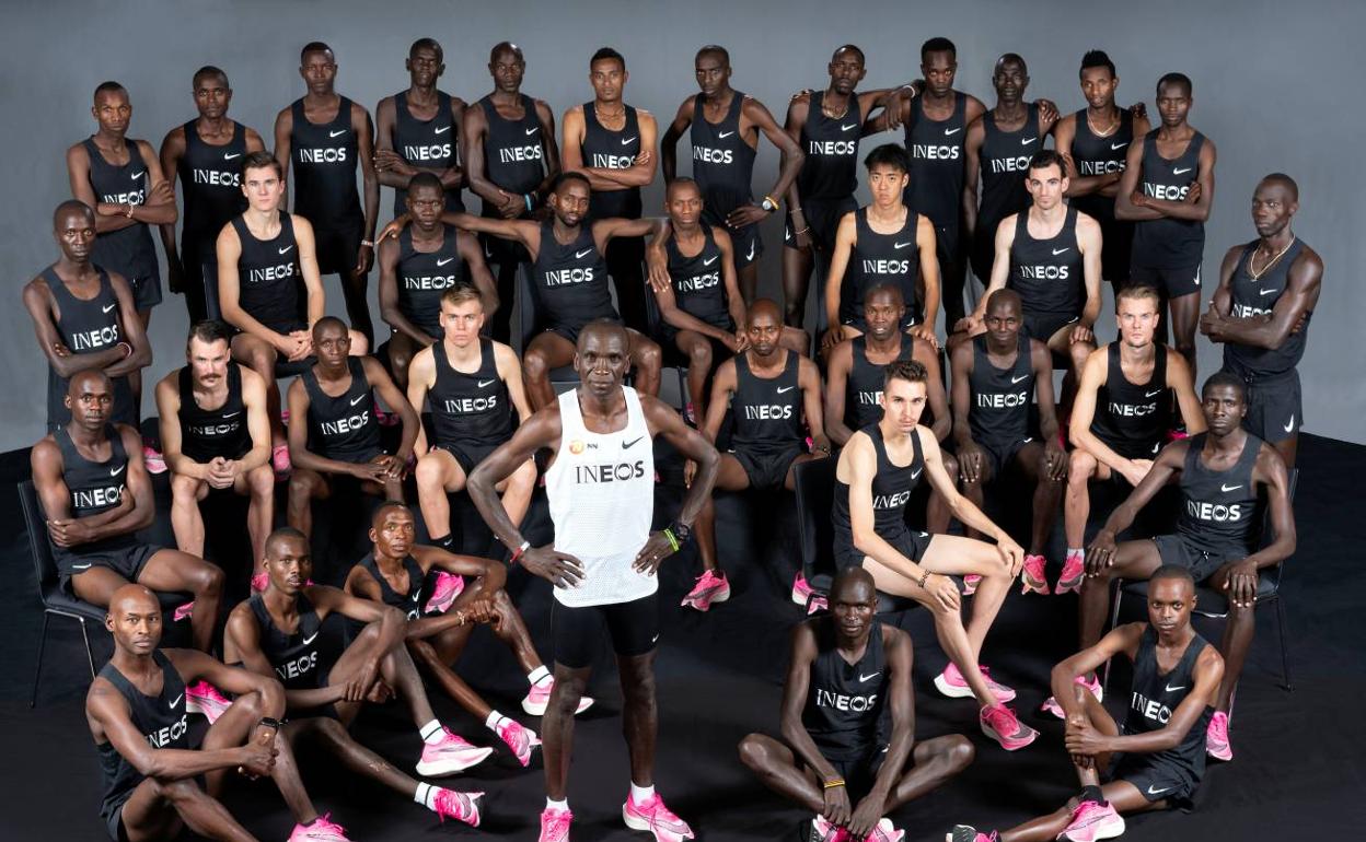 Eliud Kipchoge, junto a las liebres que le acompañarán el sábado en su intento de bajar de dos horas en maratón. 