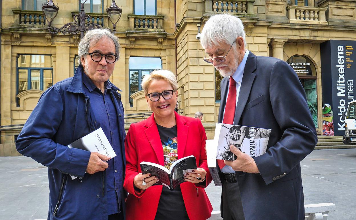 Ruper Ordorika, Mari Jose Olaziregi y William A. Douglass, con los cuatro libros que han presentado esta mañana. 