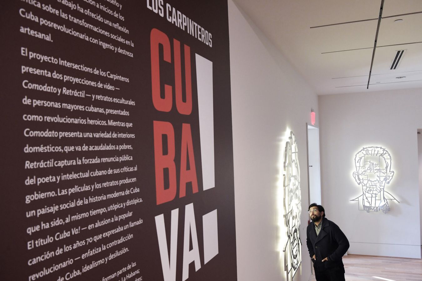 Esta pareja de artistas dibujan rostros de personas comunes y corrientes que se asemejan a la famosa silueta del máximo icono de la revolución cubana, Ernesto «Che» Guevara. 