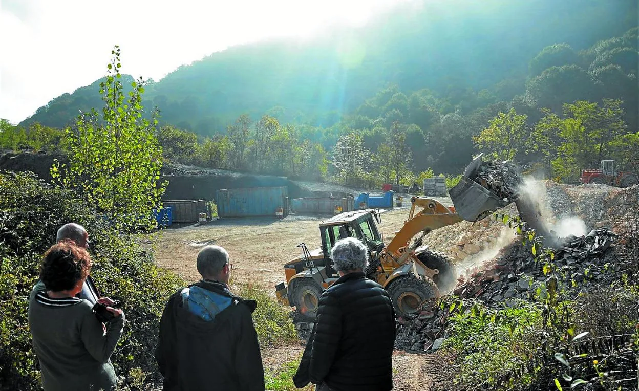 Un camión con escombros, ayer, en la planta de tratamiento y gestión de residuos de construcción en Askape. 