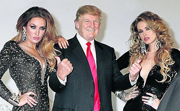 Coto de 'caza'. El presidente de EE UU posa con dos antiguas Miss Universo en una fiesta en Nueva York en el año 2011. 