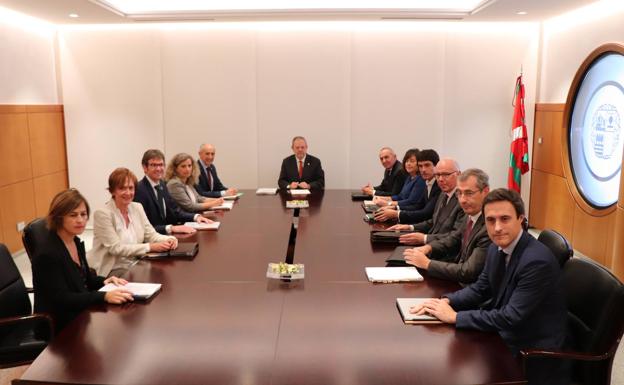 Representantes institucionales en el Consejo Vasco de Finanzas celebrado este viernes en Vitoria. 