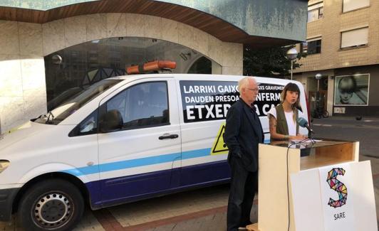 Azkarraga y Atxa presentaron ayer la ambulancia de Sare que recorrerá diversos municipios de Euskadi