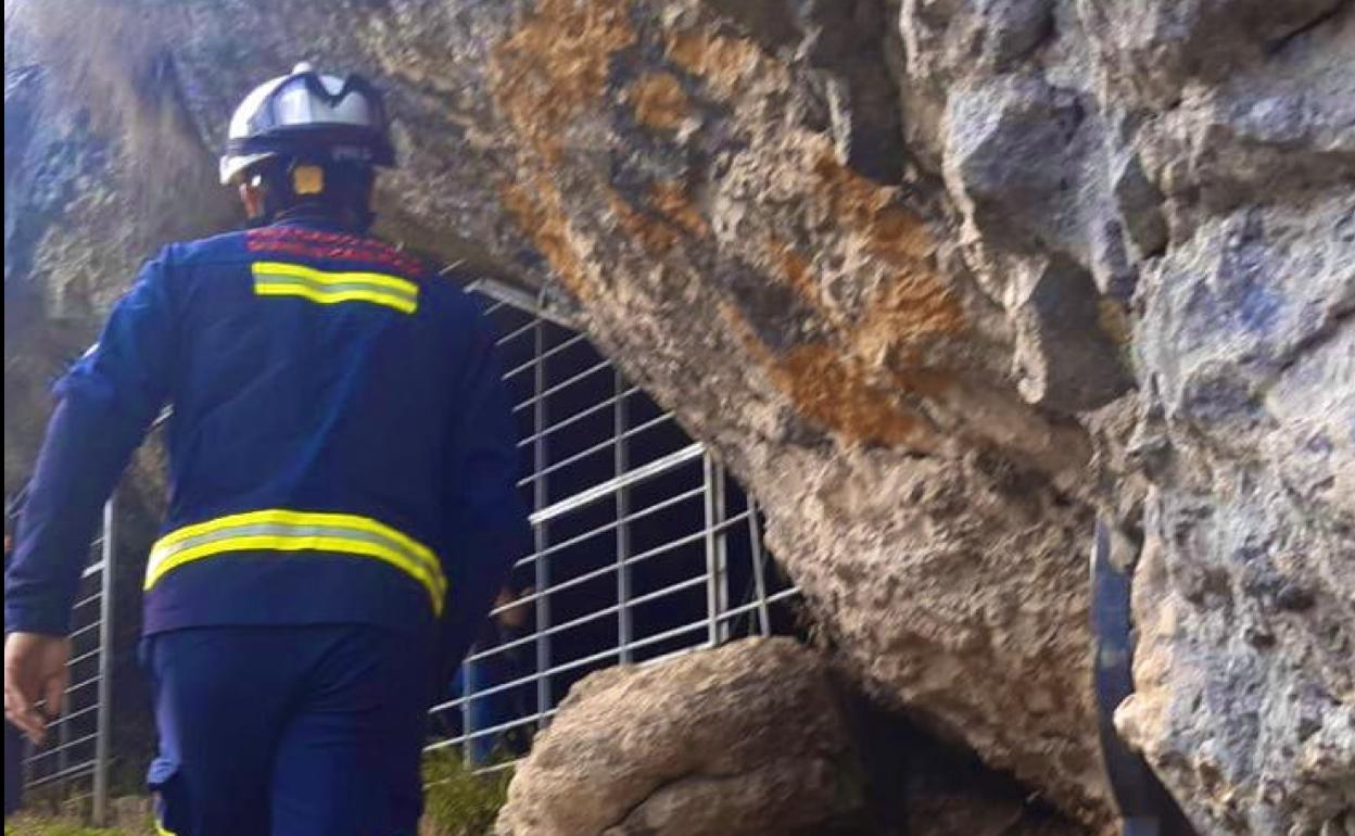 Un bombero ante la cueva.