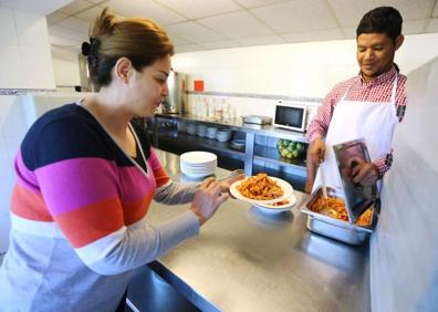 Imagen secundaria 1 - Las zonas comunes como el comedor son lugares en los que los 80 usuarios que viven en el centro comparten su tiempo. Los usuarios ayudan a servir las comidas. En el centro conviven personas de hasta 36 nacionalidades.