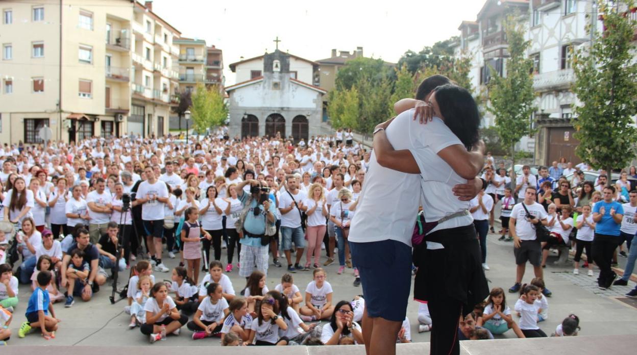 Los hermanos de Asier, Juanjo y Yoana, se abrazan ante los cientos de personas que acudieron ayer a la carrera en memoria de Asier.