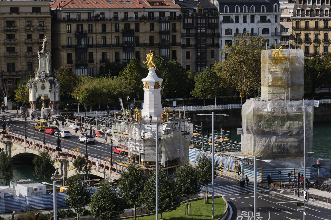 El primero de los cuatro obeliscos restaurados del puente María Cristina de San Sebastián ha comenzado a mostrar todo su esplendor, en contaste con el estado de los aún por rehabilitar