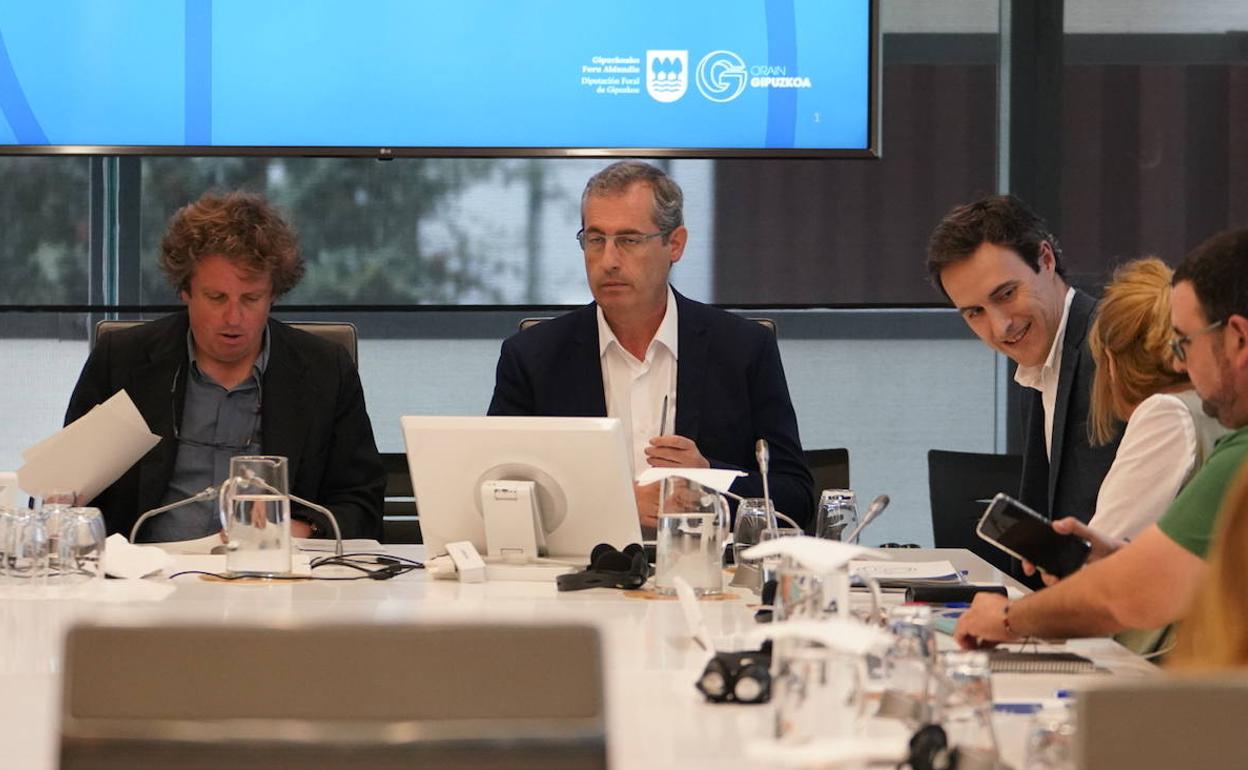 El diputado general de Gipuzkoa, Markel Olano, y el diputado de Hacienda y Finanzas, Jabier Larrañaga, este lunes en las Juntas de Gipuzkoa. 