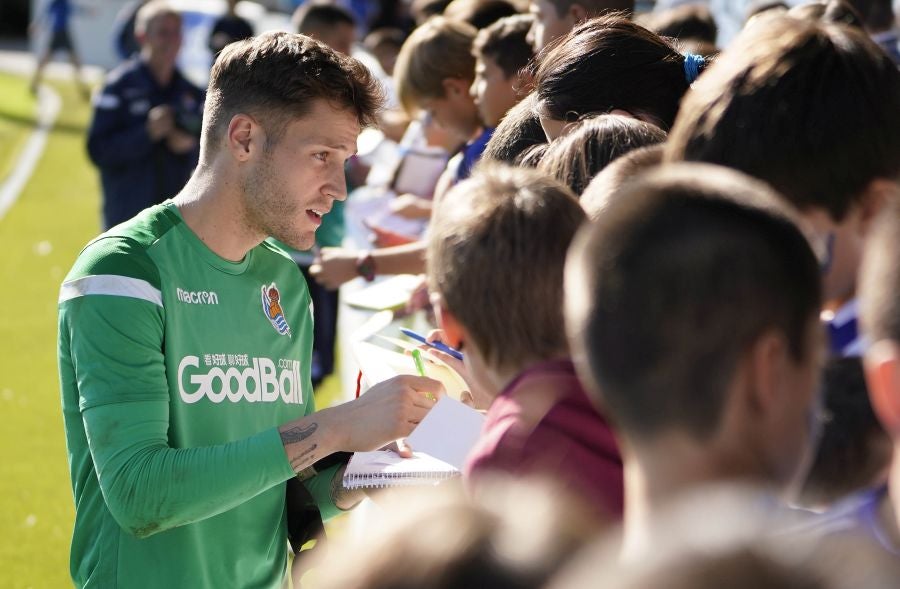 Fotos: Los más pequeños disfrutan viendo el entrenamiento de la Real en Zubieta