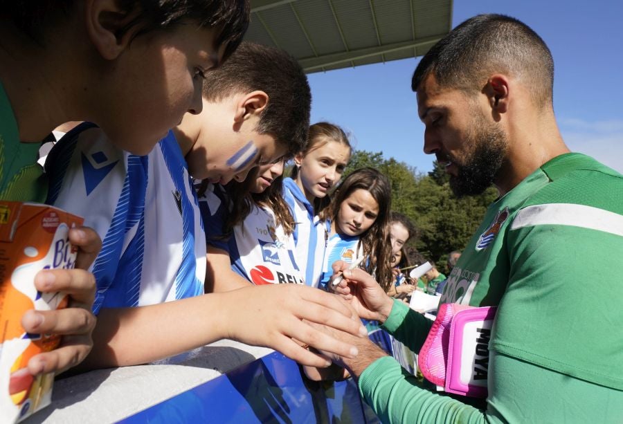 Fotos: Los más pequeños disfrutan viendo el entrenamiento de la Real en Zubieta