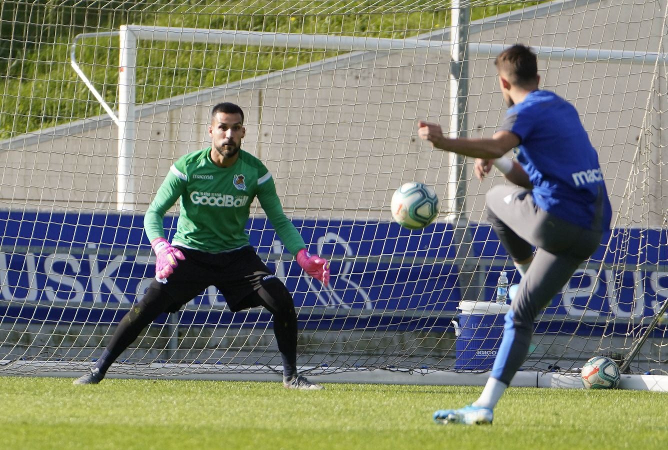 Fotos: Los más pequeños disfrutan viendo el entrenamiento de la Real en Zubieta