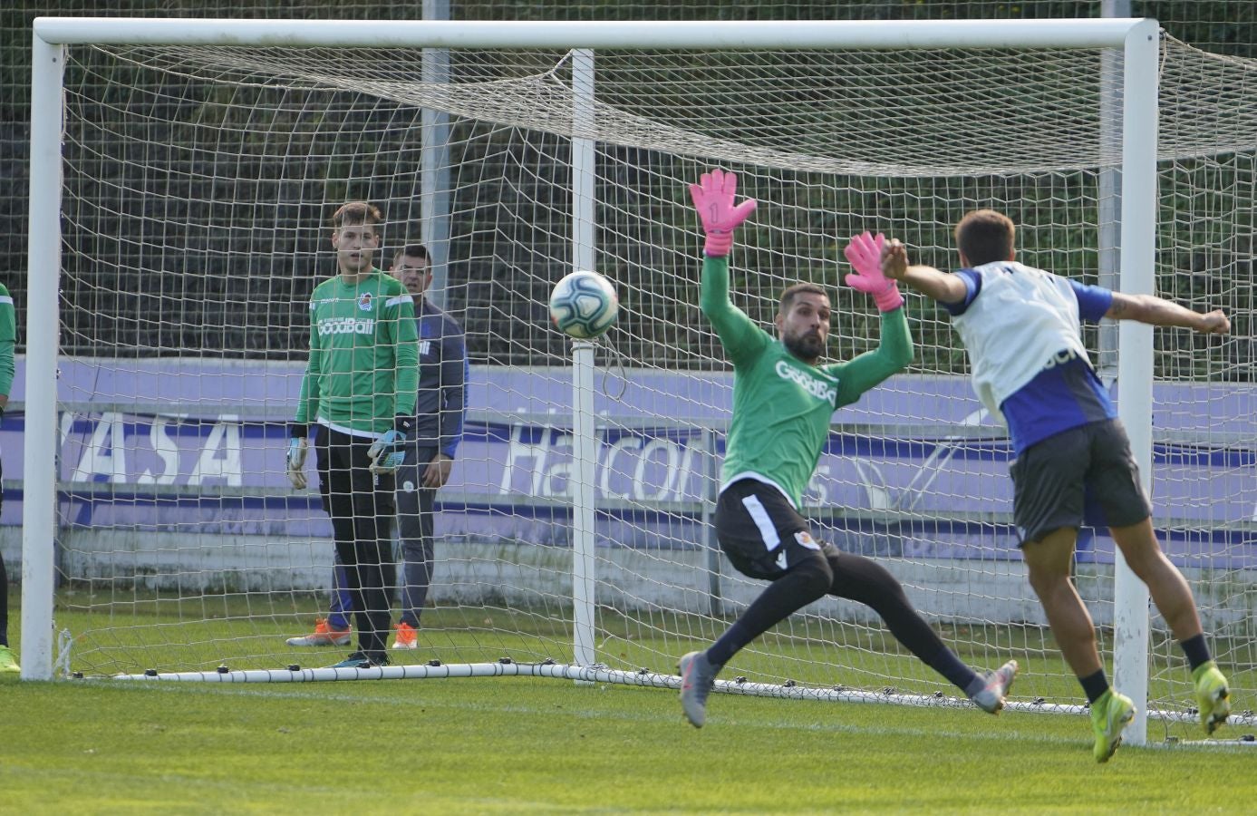 Fotos: Los más pequeños disfrutan viendo el entrenamiento de la Real en Zubieta