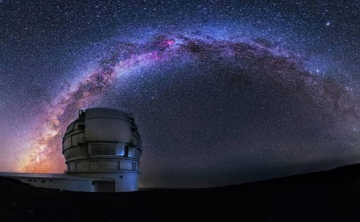 La Vía Láctea sobre el Observatorio del Roque de los Muchachos.