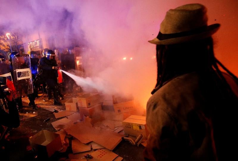 Barricadas de fuego, gritos en favor de la independencia y múltiples objetos en las calles de Barcelona