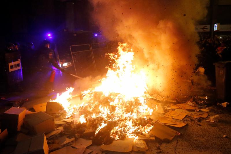 Barricadas de fuego, gritos en favor de la independencia y múltiples objetos en las calles de Barcelona