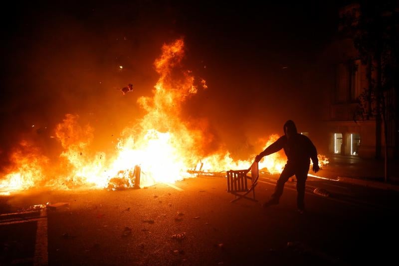 Barricadas de fuego, gritos en favor de la independencia y múltiples objetos en las calles de Barcelona