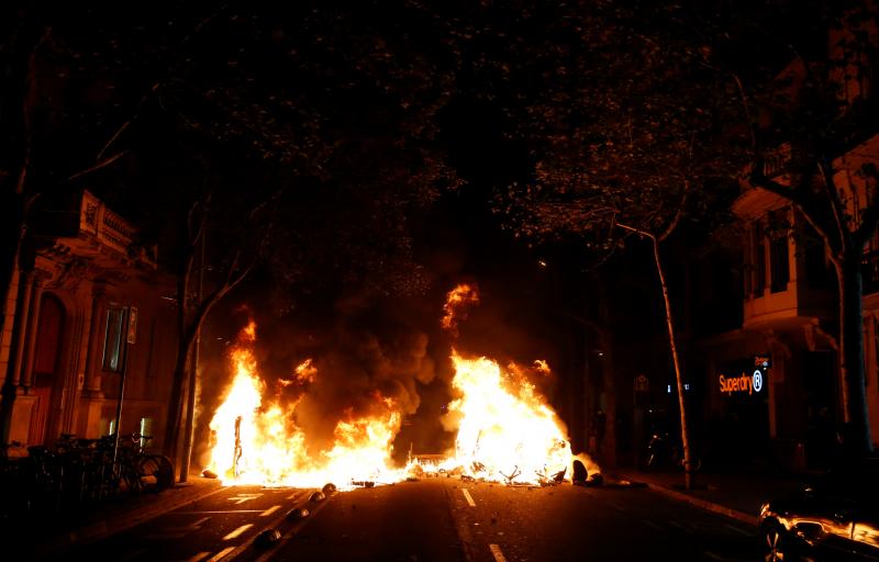 Barricadas de fuego, gritos en favor de la independencia y múltiples objetos en las calles de Barcelona