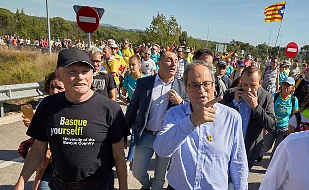 Quim Torra y Juan José Ibarretxe con los independentistas en una de las Marchas por la libertad