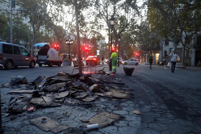 Operarios trabajan en la limpieza del centro de Barcelona .