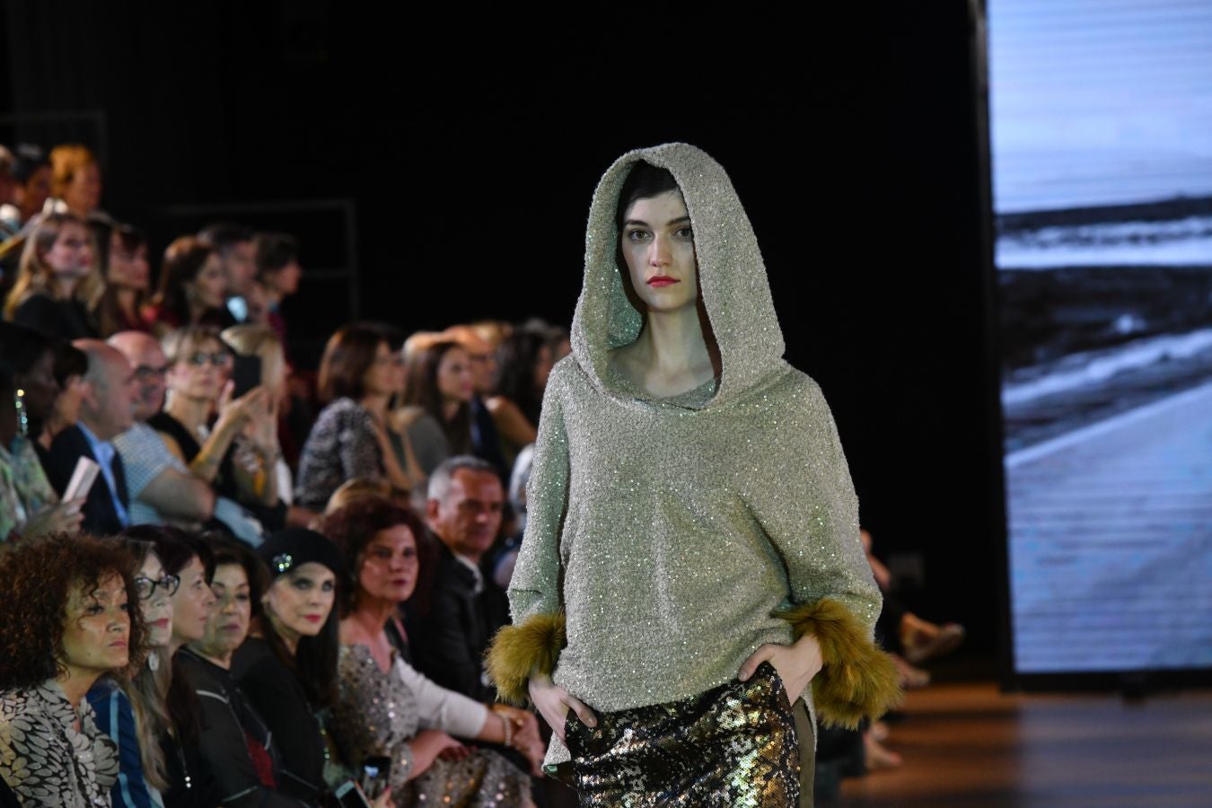 Balenciaga acoge un emotivo e impecable doble desfile a cargo de Mercedes de Miguel y Santos Costura.