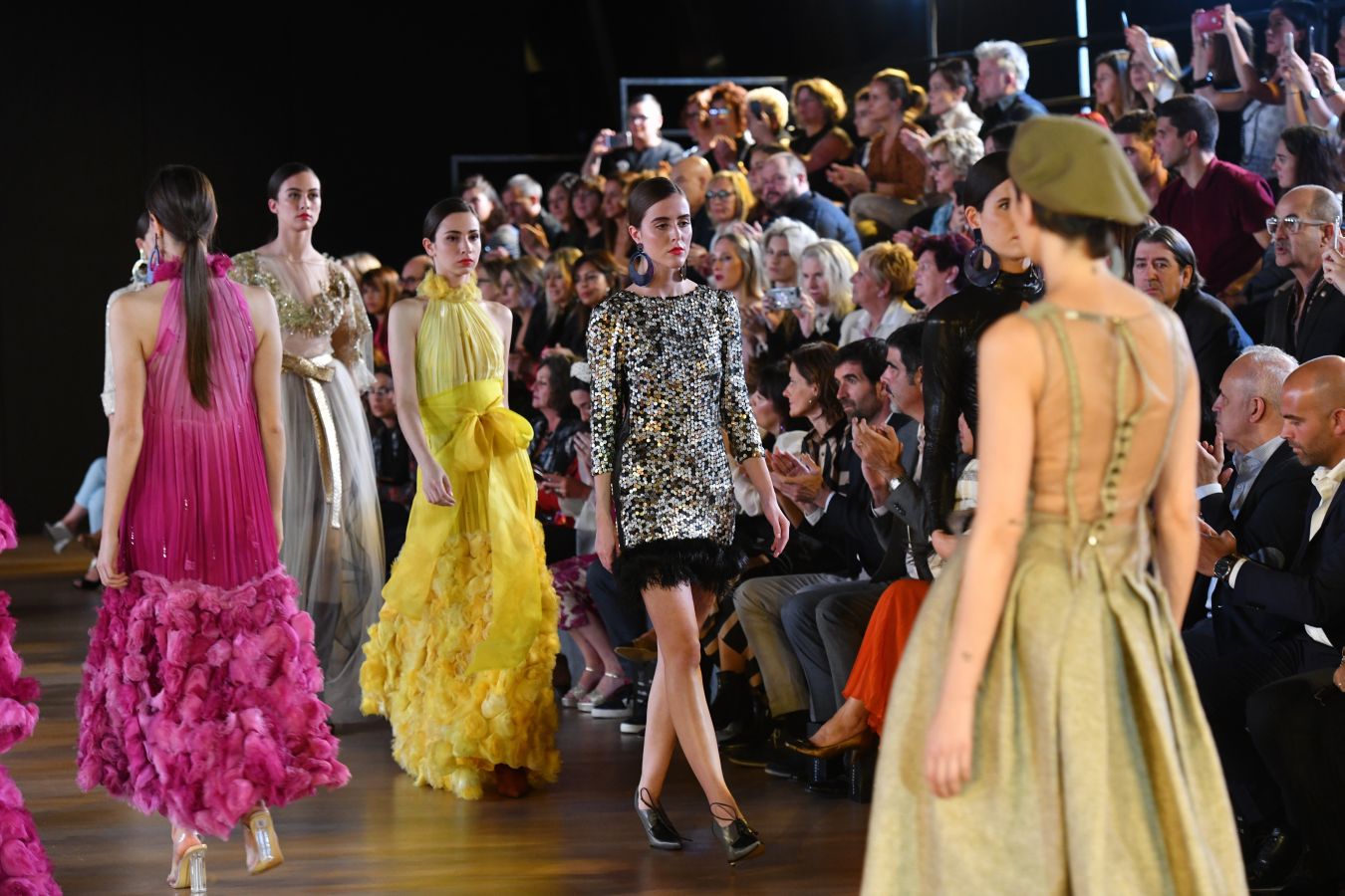 Balenciaga acoge un emotivo e impecable doble desfile a cargo de Mercedes de Miguel y Santos Costura.
