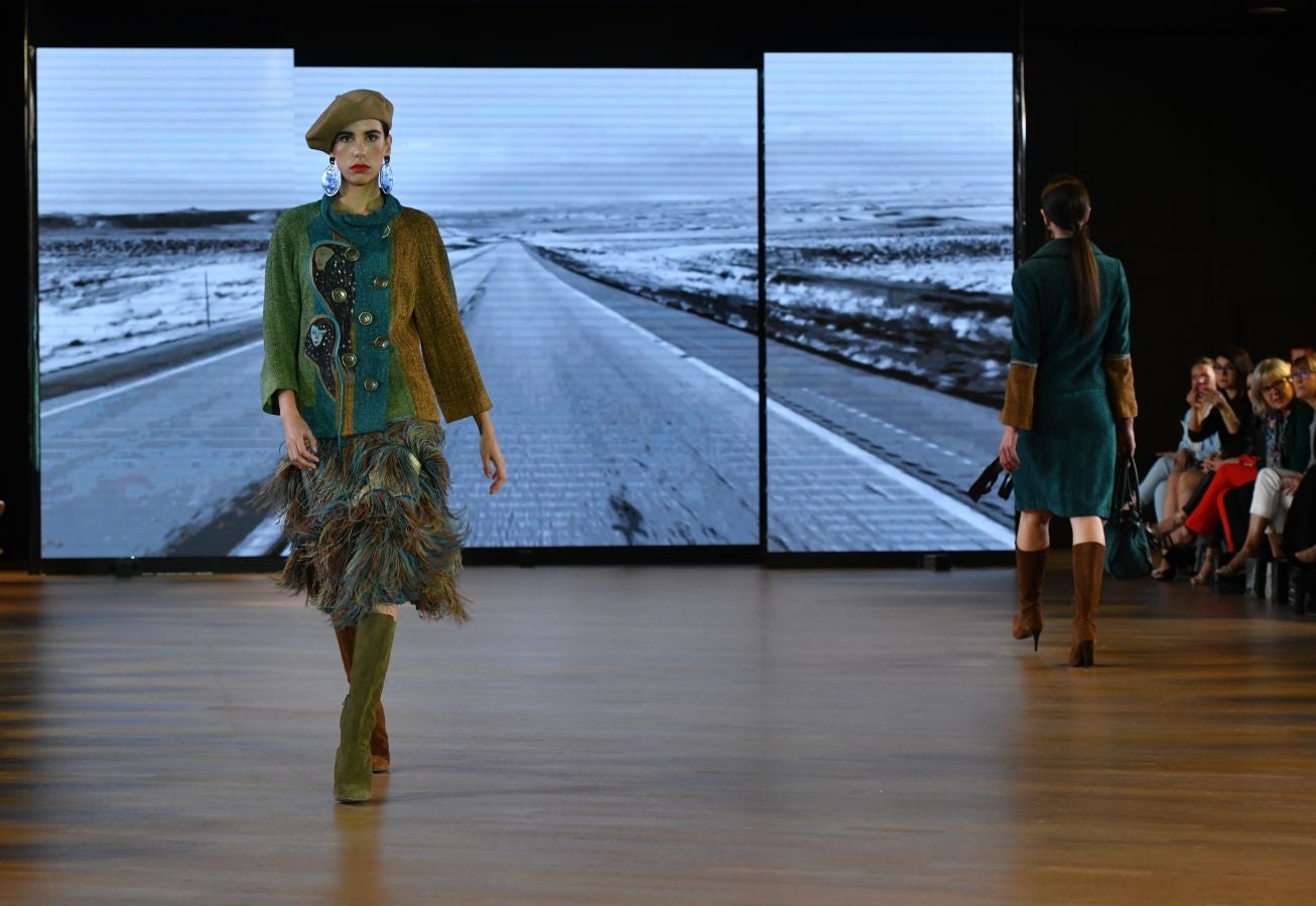 Balenciaga acoge un emotivo e impecable doble desfile a cargo de Mercedes de Miguel y Santos Costura.